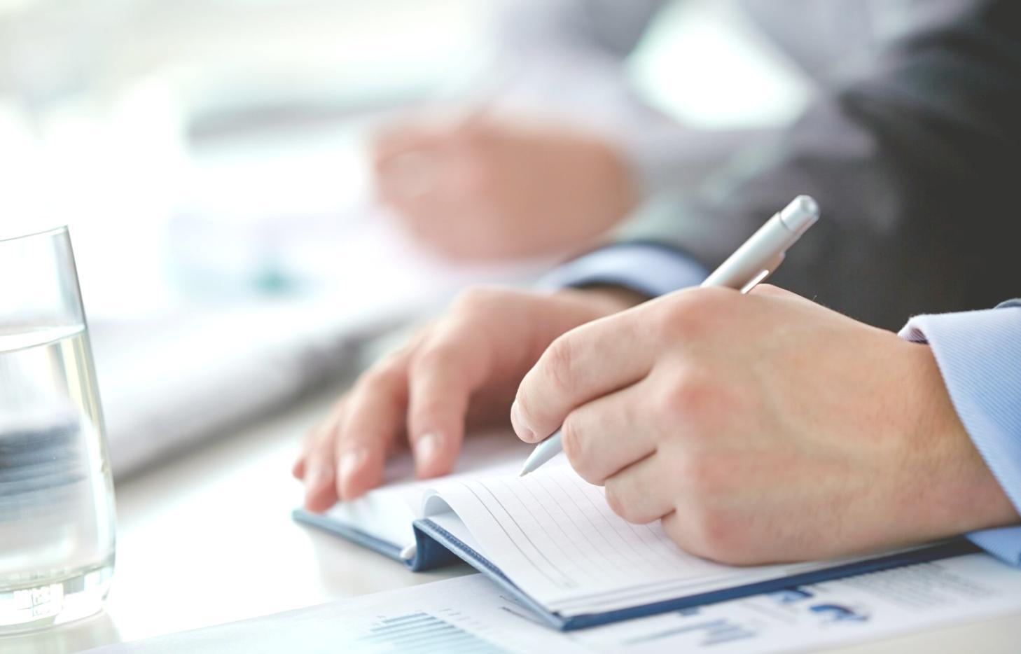 Teammitglied bei der Arbeit an Finanzanalysen